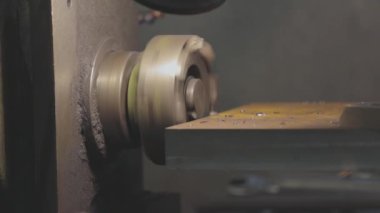Metal parçalarının değirmeni. Metal parçalarından oluşan CNC mekanizması. Bir cnc makinesinde parçalar öğütülüyor