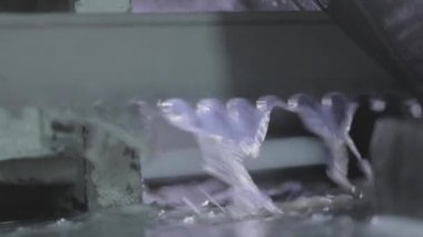 Testere bıçağı yakın çekim. Metal bir iş parçasını yakın plan kesme işlemi. Yakın plan testere dişleri.