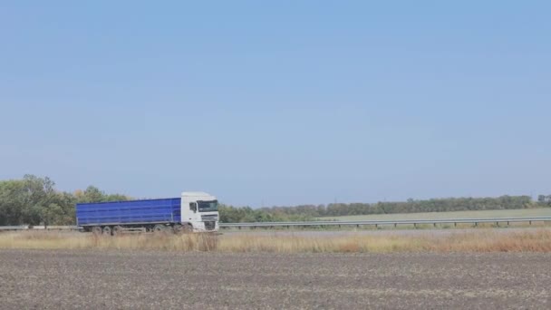 Грузовик едет по дороге за городом, современный грузовой грузовик едет по шоссе — стоковое видео