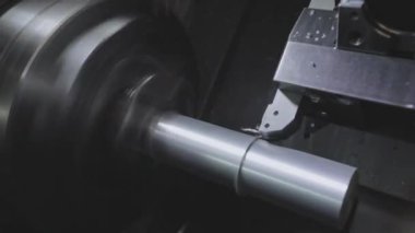 CNC torna makinesi. CNC makinesinde metal bir parça işleniyor. Torna, cnc makinesi