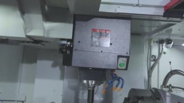 Bir cnc makinesinin parçasının oluşturulması, modern bir cnc makinesi. cnc makinesinin metal parçası