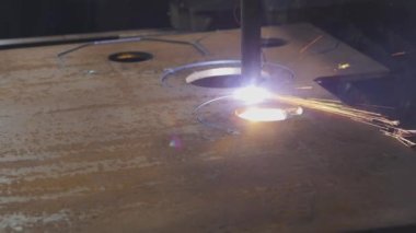 Metal bir levhayı CNC kesme makinesiyle kesmek. Cnc gaz keserek metal bir levhayı kesiyor.
