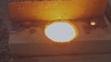 Red Hot Metal, fabrikada metal eridi. Sıcak sıcak metal.