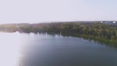 Nehrin üzerinden uçuyor. Bir insansız hava aracıyla nehrin üzerinde uçmak. Şehir manzarasına yakın bir nehir.