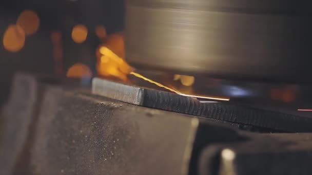 Helle Funken schlagen aus einem Metallteil. Funkenflug bei der Bearbeitung eines Metallteils. Fräsen eines Metallteils auf einer Maschine. — Stockvideo