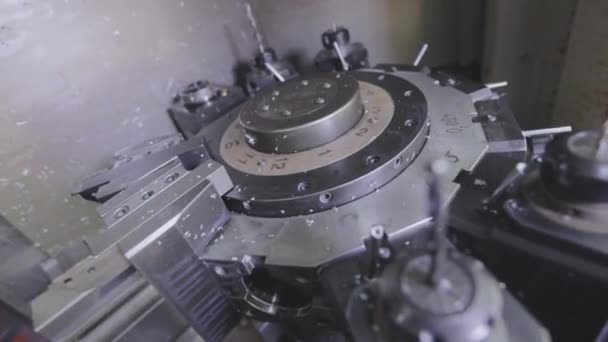 Máquina de perfuração CNC está mudando bicos. A máquina CNC muda diferentes brocas. Peças de máquinas CNC — Vídeo de Stock