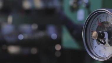 Endüstriyel basınç göstergesinde ok hareketi. Endüstriyel basınç göstergesi