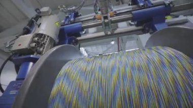 Kablo fabrikası. Yapım aşamasında elektrik kablosunun bobbin kutusuna sarılması. Kablo Pdrodüksiyonu