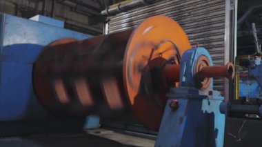 Kablo üretimi. Yapım aşamasında elektrik kablosunun bobbin kutusuna sarılması. Modern fabrika bakır kablo.