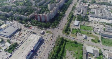 Üst görüntüde trafik sıkışıklığı. Arabalı bir kavşak. Kavşaktaki arabalar tepeden görünüyor..