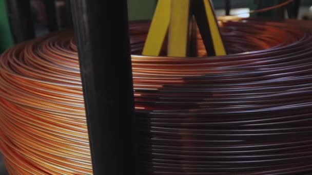 Primer plano de un cable de cobre enrollado en una fábrica de cables. Fabricación de cables — Vídeos de Stock