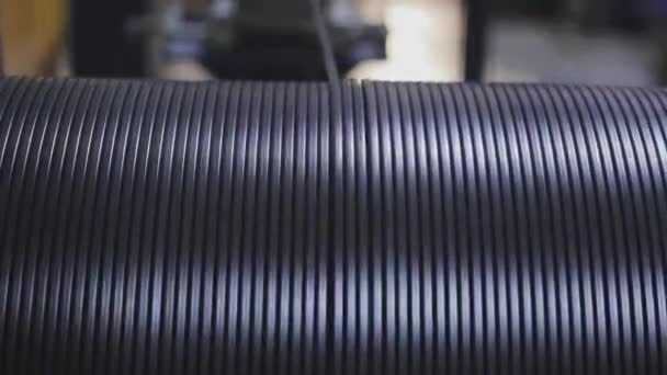Producción industrial de cables de cobre. Primer plano Enrollar el cable en el carrete. — Vídeos de Stock