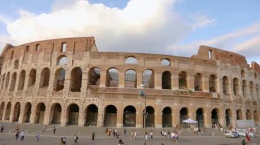 Yazın güzel havalarda Roma Kolezyumu. Roma, İtalya 'da kolezyum. Roma 'daki Kolezyum cephesi
