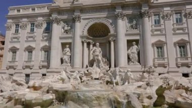 Trevi Çeşmesi güneşli bir havada. Trevi Çeşmesi Roma 'da genel plan,