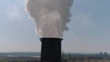 Santralin bacasından tehlikeli emisyonlar. Büyük bir bitkiden duman. Büyük bir metalürjik tesisin üzerinden uçmak. Büyük bitki üst görünümü.