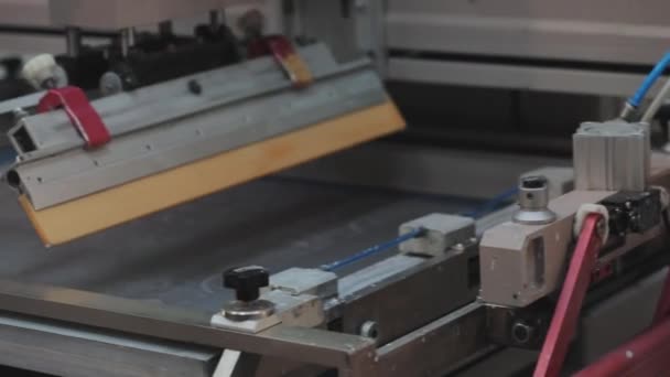 Tapetenproduktion. Der Prozess der Tapetenherstellung, das Auftragen von Farbe auf ein Muster. Moderne Fabrik — Stockvideo