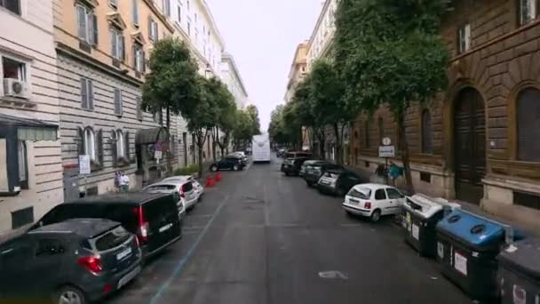 Un viaje por las calles de Roma, vistas de las calles italianas desde una ventana del coche — Vídeos de Stock