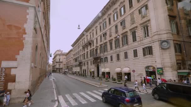 Un voyage en voiture à travers les rues de Rome, les rues de Rome vue de la fenêtre d'une voiture. Anciennes rues de Rome — Video