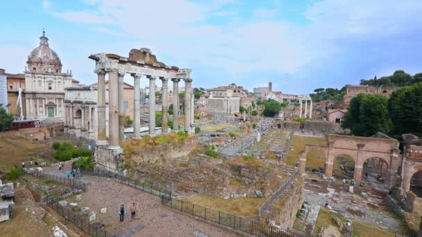 Świątynia Saturna na rzymskim Forum w Rzymie. Ruiny starożytnego Rzymu. Ruiny Forum Rzymskiego — Wideo stockowe