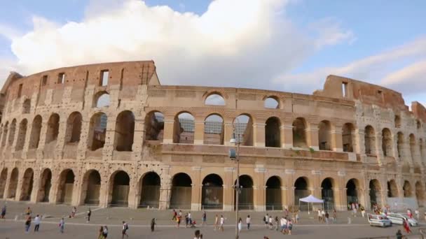 O Coliseu Romano no verão em bom tempo. Coliseu em Roma, Itália. Fachada do Coliseu em Roma — Vídeo de Stock