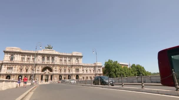 İtalyan Yüksek Mahkemesi, Roma 'nın merkezinde antik bir dış görünüşü olan güzel bir bina. Corte suprema di cassazione — Stok video