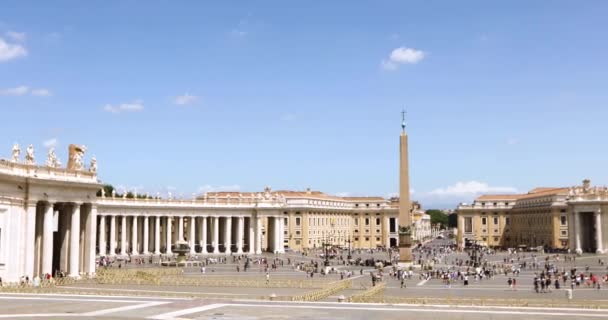 Panorama Placu Świętego Piotra. wiele osób spaceruje po Placu Świętego Piotra. Włochy, Watykan — Wideo stockowe