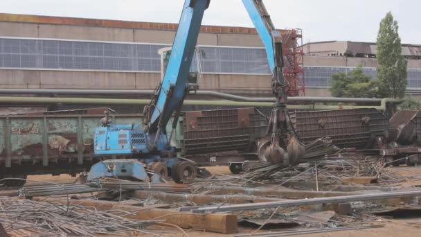 Recycling von Metallabfällen, Metallrecycling-Hof. Recycling von Metall. Bagger mit Greifer — Stockvideo