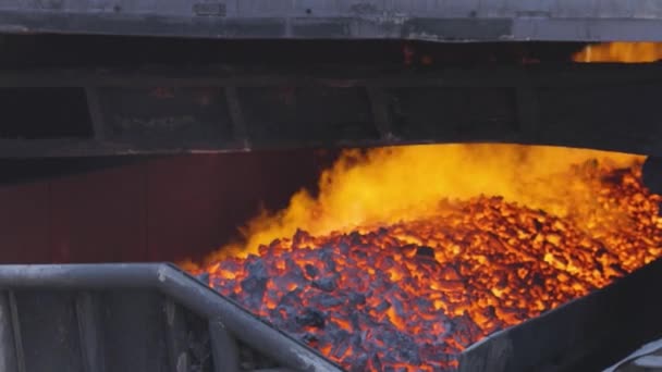 Гаряче коксоване вугілля залишає піч. Процес коксування вугілля, процес виробництва коксового вугілля — стокове відео