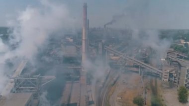 Santralin bacasından tehlikeli emisyonlar. Büyük bir bitkiden duman. Büyük bir metalürjik tesisin üzerinden uçmak. Büyük bitki üst görünümü.