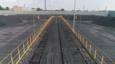 Açık hava deposunun üst manzarasında kola fırını kömürü. Açık hava kömür deposunun üzerinden uçuyor.