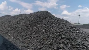 Şirkette bir yığın kokain fırını kömürü var. Depoda kokain kömürü. Kokain fırını kömür deposu.