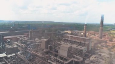 Santralin bacasından tehlikeli emisyonlar. Büyük bir bitkiden duman. Büyük bir metalürjik tesisin üzerinden uçmak. Büyük bitki üst görünümü.