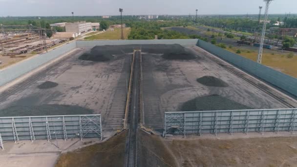 Four à coke charbon dans l'entrepôt en plein air vue de dessus. Vol au-dessus d'un entrepôt de charbon en plein air — Video