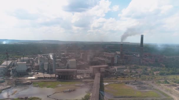 Dichter weißer Rauch aus dem Schornstein der Anlage. Emissionen aus einer großen Anlage. Fliegen in der Nähe des rauchenden Kamins der Fabrik — Stockvideo