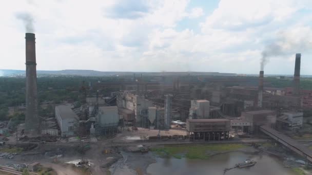 工厂的烟囱冒出浓重的白烟.大型工厂的排放物。在工厂冒着烟的烟囱边飞行 — 图库视频影像