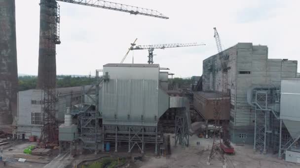 Vuelo sobre una gran planta metalúrgica. Planta metalúrgica grande vista aérea Emisiones de una planta metalúrgica — Vídeos de Stock