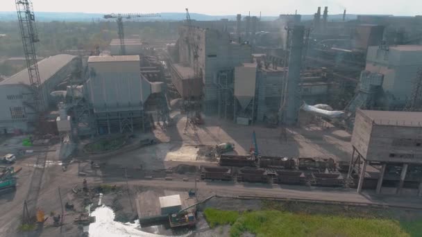 Πετώντας πάνω από ένα μεγάλο μεταλλουργικό εργοστάσιο καπνίσματος. Μεγάλο μεταλλουργικό εργοστάσιο κορυφαία άποψη. Βιομηχανικό εξωτερικό μιας μεγάλης επιχείρησης — Αρχείο Βίντεο