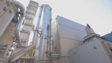 Fabrikanın içi. Fabrikadaki tanka giden bir sürü boru var. Modern bir üretim tesisi. Modern bir sanayi fabrikasının dışı.