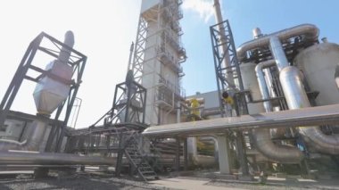 Büyük metal parlak borular. Fabrikada bir sürü büyük parlak borular var. Endüstri dışı