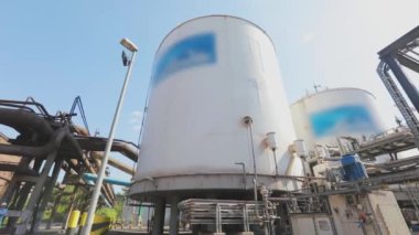 Modern bir fabrikada sıvı depolama tankları. Fabrikada büyük depolama tankları var. Modern bir fabrikanın dışı..