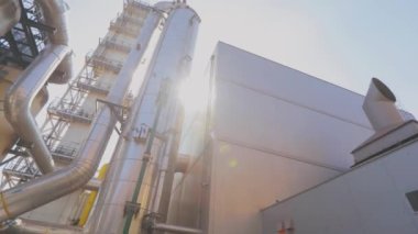 Modern endüstriyel dış görünüş. Modern bir fabrikada boru hattı. Fabrika depolama tankları