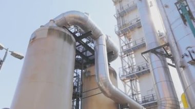 Modern endüstriyel dış görünüş. Modern bir fabrikada boru hattı. Fabrika depolama tankları