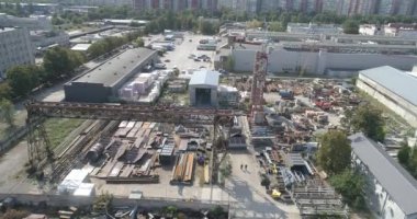 Metal depo hava görüntüsü. Metal ürünleri olan bir depo. Fabrika deposu hava görüntüsü