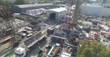 Metal ürün antenli bir kamyonu yüklemek. Metaoik ürün kamyona yüklendi. Metalli depo