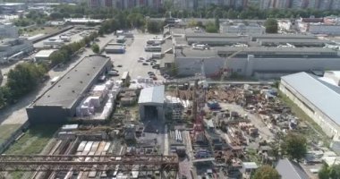 Kule vinç hava görüntüsü. Büyük bir inşaat vincinin işi. Kule vinci