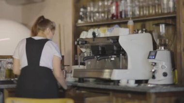 Kahveci kız kahve hazırlıyor. Kahve yapıyorum.