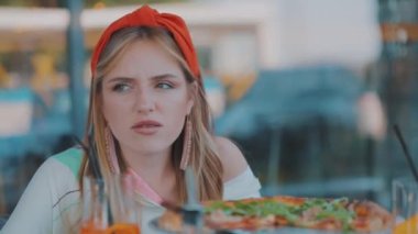 Genç bir kızın yakın plan yüzü, kız bir arkadaşıyla yakın çekim iletişim kuruyor.