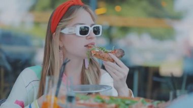 Pizza yiyen bir kız. Pizza yiyen güzel kız.