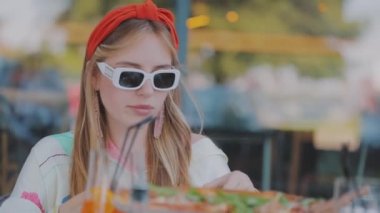 Pizza yiyen bir kız. Pizza yiyen güzel kız.