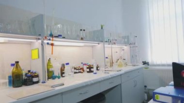 Fabrika laboratuarı. Kalite kontrolü. Tıp laboratuarı, araştırma laboratuvarı..